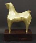 VERA TORRES. "Cavalo". Escultura em bronze , medindo 24 x 20 x 10 cm. Assinada. Base em madeira, 7 x 23 x 10 cm.