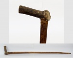 Bengala/cajado em madeira , medindo 102 cm.