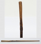 Bengala de madeira com jacaré esculpido, medindo 93 cm.