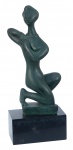 BRUNO GIORGI. "Figura feminina com colar". Escultura de bronze. Base em mármore negro. Medidas  escultura 50 cm. base 63 cm.