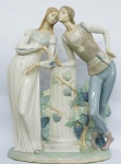 LLADRO. "Cena romântica".  Grupo escultórico em porcelana espanhola ( espada quebrada).Medidas 43 x 32 cm.