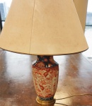 Vaso em porcelana Imari, adaptado para abajur com 2 lampadas. base em bronze e cúpula em pergaminho. Alt. 62 cm
