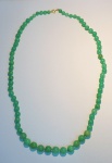 Colar com 80 cm, esferas em jade verde claro, cor degradê. Fecho em ouro.