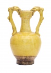 Vaso em terracota chinesa , vitrificação monocromática, amarelo ocre com escorridos, cópia de peça do período Tang, com influência persa. Dinastia Ching. Alt. 36 cm.