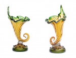 Par de jarros no feitio de cornucópia, em cristal de Murano, nas cores verde e amarelo. Alt. 48 cm. cada.