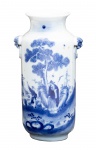 Vaso rouleau de porcelana chinesa , decoração azul e branca com dignatário e seu servo, alças em cabeça de cão. Século XVIII. Alt. 24 cm.