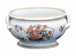 Sopeira sem tampa em porcelana chinesa Cia das Indias, decoração Família Rosa, com flores e realçadas à ouro. Período Chien Lung (1750). Medidas 15 x 23 cm.