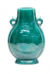 Grande vaso em porcelana chinesa, na cor verde . Alt. 33 cm.