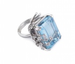 Imponente anel  água-marinha (cor excelente), platina e diamantes com aproximadamente 12 carat. Aro 14 . Peso total.11,9 gr