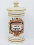 Pote de farmácia em porcelana francesa, com nome da substância " GUM:AMMON:". França. Século XIX.  Tampa com restauro. Alt. 25 cm