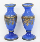 Par de vasos franceses , século XIX, no estilo Louis XV em opalina azul, corpo balaustres, decorados com arabescos realçados a ouro. Alt. 16 cm cada.