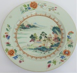 Medalhão em porcelana chinesa Cia das Indias, com borda apresentando peônias , centro em paisagem lacustre com pagodes e elementos vegetais ( muito fio de cabelo na borda). Diâm 36 cm.