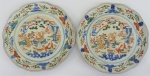 Par de pratos em porcelana Imari, bordas recortadas , esmalte rouge de fer , figuras orientais. Diâm. 20 cm.