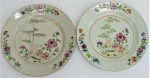Par de pratos em porcelana chinesa Cia das Indias, século XIX, com esmaltes da Família Rosa , decorados com peônias e outras flores. Diâ, 23 cm.