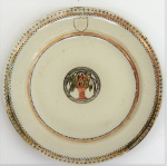 Raro prato em porcelana chinesa , século XVIII, Reinado Quialong, conhecido como "Vista Pequena", detalhes em azul e dourado, escudo monogramado. Com restauro. Diâm. 19 cm