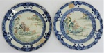 Par de pratos em porcelana chinesa Cia das Indias, século XVIII, borda com festões em azul cobalto e filetado à ouro no centro decoração lacustre com casa. Diâm. 22 cm