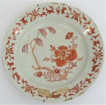 Prato fundo em porcelana chinesa Cia das Indias, decoração floral em rouge de fer, período (1736-1795). Com restauro na borda. Diâm. 21 cm