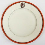 Prato em porcelana brasonado "Senador do Império , Generoso Ponce", na borda um filete na cor rouge de fer e iniciais "G.P."Diâm. 23 cm.