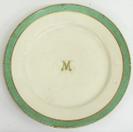 Prato brasonado em porcelana , com borda na cor verde e centro com monograma "M".  Diâm. 21 cm.