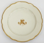 Prato em porcelana com borda recortada com filetes à ouro, com monograma "A.S.C.", família não encontrada. Diâm. 21 cm.