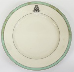Prato brasonado em porcelana , com iniciais " A.B.P.J.P.", borda na cor verde. Diâm. 23 cm.
