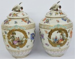 Par de potiches no estilo Louis XVI, provavelmente de Viena , em porcelana policromada com tampa encimada por uma Fênix . Século XIX. Alt. 36 cm