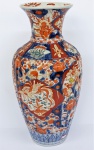 Grande vaso em porcelana Imari , com bojo de forma gomada e decorado por flores e pássaros nas tonalidades azul indigo, rouge de fer , verde e amarelo. Século XIX. Alt. 46 cm