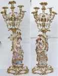Par de belíssimos candelabros para 6 velas cada , em porcelana , decorado com figuras chinesas em policromia e à ouro. Alt. 90 cm.