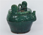 Bule em porcelana chinesa , na cor verde com selo vermelho. Alt. 22 cm.