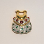 Pingente em formato de bolsa em platina , ouro, esmeralda , rubi e brilhante. Peso total 12,2 gr