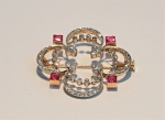 Broche com rubi e diamante  Art Nouveau. Med. aprox. 40 x 40 mm. Peso total 6,4 gr