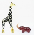Palatnik - Duas esculturas em resina sendo girafa med. 33 cm e elefante med. 9 x 15 cm, sem assinatura