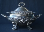 Imponente sopeira em prata portuguesa, decorada com concheados e volutas,  medindo 30 cm x 42 cm x 26 cm. Peso aprox. 3,410 g.