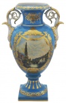 Ânfora de porcelana francesa Sevres, ricamente decorada, predominância das cores azul royal e ouro, e cenas de paisagem, med. 50 de altura.