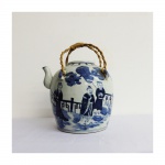 Antiga chaleira  em porcelana chinesa do séc. XIX, alça dupla em vime trançado. Decorada com cena típica em tons de azul sobre branco. Muito bem conservada. Medidas 19,5 x 19,5 cm.