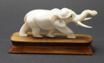 Estatueta em marfim representando Elefante. Medidas 5 x 8 cm
