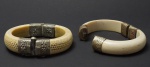 Duas pulseiras em marfim e metal indiano.