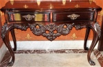 Mesa de encostar em jacarandá, estilo Dom Jose, com 2 gavetas e puxadores em bronze. Medidas 80 x 122 x 47 cm