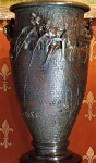 JOSEPH PERET .Vaso em bronze "La Peche est ou verte". Fundição E. Soleau - Paris". Medidas 80 x 42 cm.