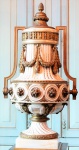 Imponente ânfora , estilo napoleônica francesa em porcelana , mármore com elementos e guarnições em bronze (falta elementos de bronze e corpo com fio de cabelo). Medidas 100 x 52 cm