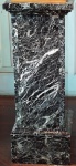 Coluna de mármore quadrada (pequenos bicados). Medidas 101 x 38 x 38 cm