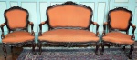 Conjunto de sofá e duas poltronas em madeira nobre, assento , encosto e apoio de braços estofados em tecido. Medidas: sofá 108 x 122 x 50 cm poltrona 98 x 64 x 50 cm cada.