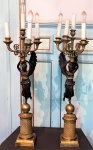Par de candelabros de bronze frances, estilo Império, decorados com figuras aladas . Medidas 80 x 25 x 25 cm cada