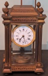 Relógio frances de viagem em bronze , porta e laterais em cristal bizotado. Medidas 33 x 20 x 17 cm