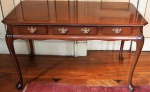 Mesa estilo inglês e madeira nobre , 3 gavetas com puxadores em metal dourado. Medidas 77 x 12 x 61 cm.