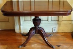 Mesa / aparador em estilo inglês, madeira nobre e tampo reversível , pés com aplicações de garras em bronze . Medidas : fechada 70 x 120 x 55 cm.  aberta 79 x 120 x 110 cm