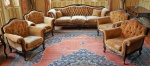 Conjunto de sala, composto de: sofá e dois pares de poltronas em jacarandá, assento , encosto e apoio de braços estofados em veludo na cor bege. Medidas: sofá 90 x 235 x 85 cm. poltronas 90 x 90 x 85 cm.