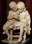 Antiga escultura italiana de mármore Carrara, representando Casal de crianças lendo ) com restauros e quebrados). Medidas 72 x 50 x 32 cm.