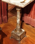 Coluna de mármore italiano com bronze. Medidas 82 x 40 x 40 cm.