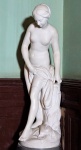 Escultura em mármore Carrara "Banheuse". Sem assinatura. Medidas 84 x 26 cm.